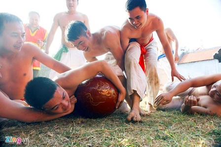 Trai Hà Nội cởi trần thi vật